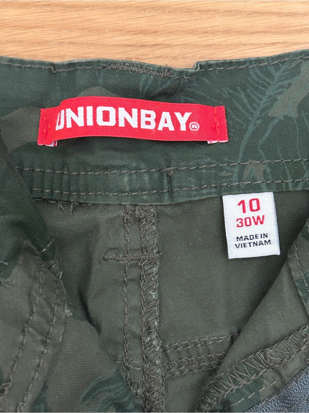 NWT UnionBay Womens Size 10 Olive Green Camo "Serpent-Tahiti" Print Cargo Shorts - Picture 3 of 12